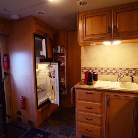 Luxury American Rv With Hot Tub West Chiltington Eksteriør bilde
