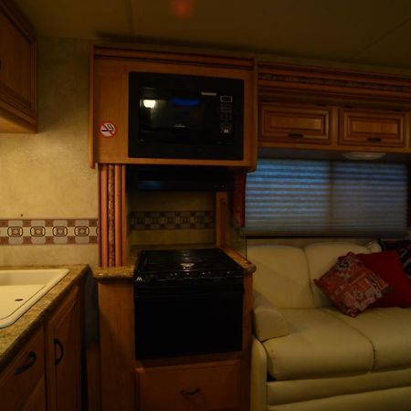 Luxury American Rv With Hot Tub West Chiltington Eksteriør bilde