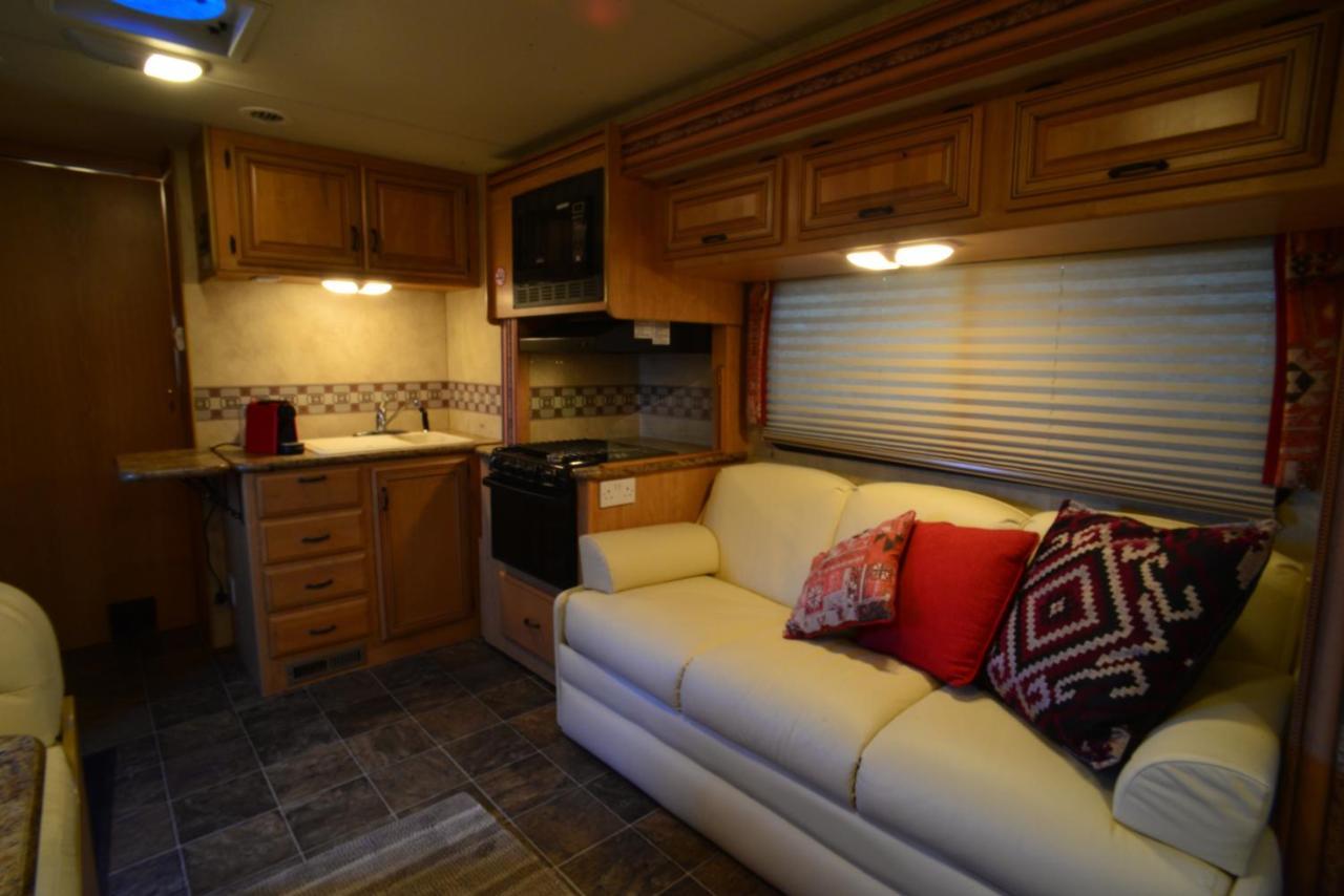Luxury American Rv With Hot Tub West Chiltington Eksteriør bilde