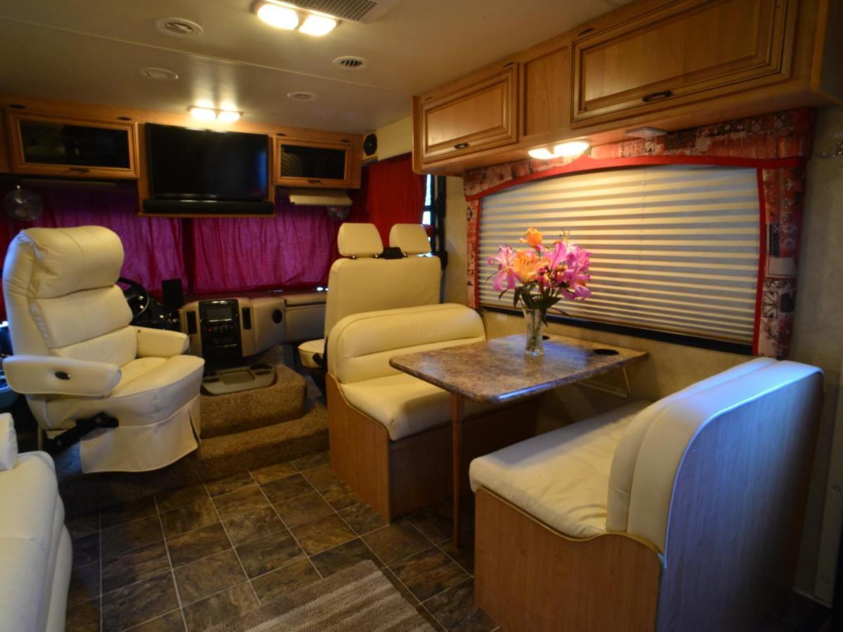 Luxury American Rv With Hot Tub West Chiltington Eksteriør bilde