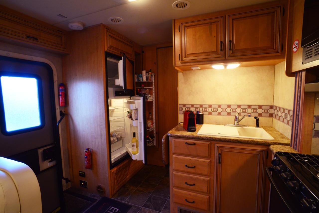 Luxury American Rv With Hot Tub West Chiltington Eksteriør bilde